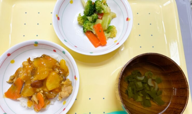 さつまいもカレーとブロッコリーサラダ