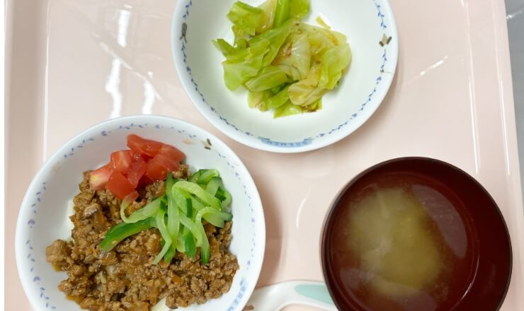 ジャージャー麵とキャベツサラダ