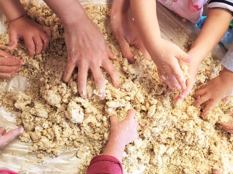 みんなで麹を混ぜ混ぜ