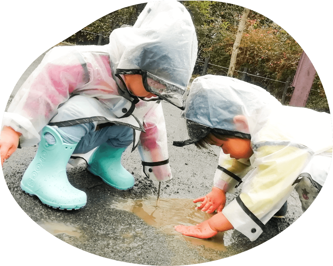 レインコートを着て水たまりでお遊び